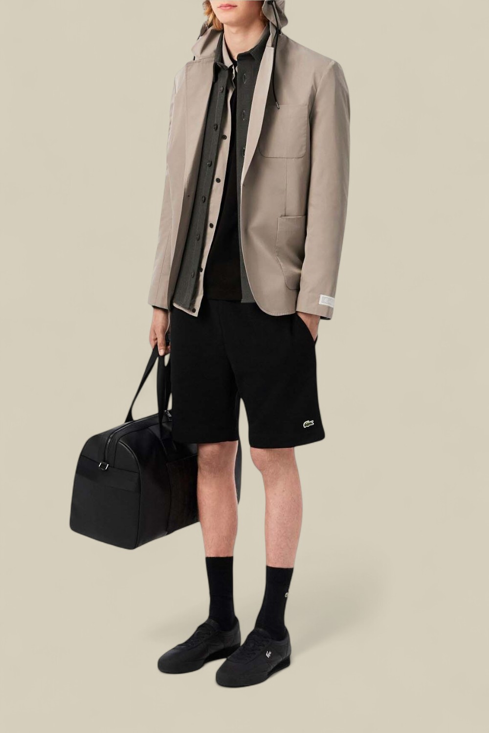 תמונת כל הלוק של חולצת טי